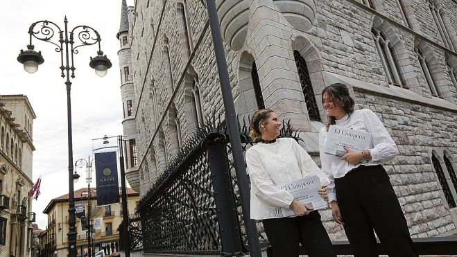 Las dos jóvenes leonesas con el Museo Casa Botines tras ellas Las dos jóvenes leonesas con el Museo Casa Botines tras ellas