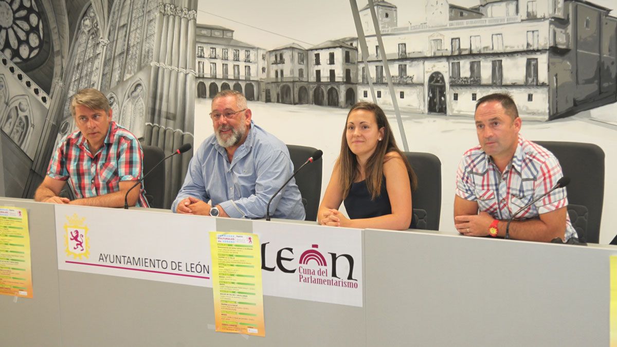 Marta Mejías, concejala de Juventud, Participación Ciudadana e Igualdad y a su izquierda, Jorge Díez, presidente de la Fedeación de A.A. de Vecinos. | LNC