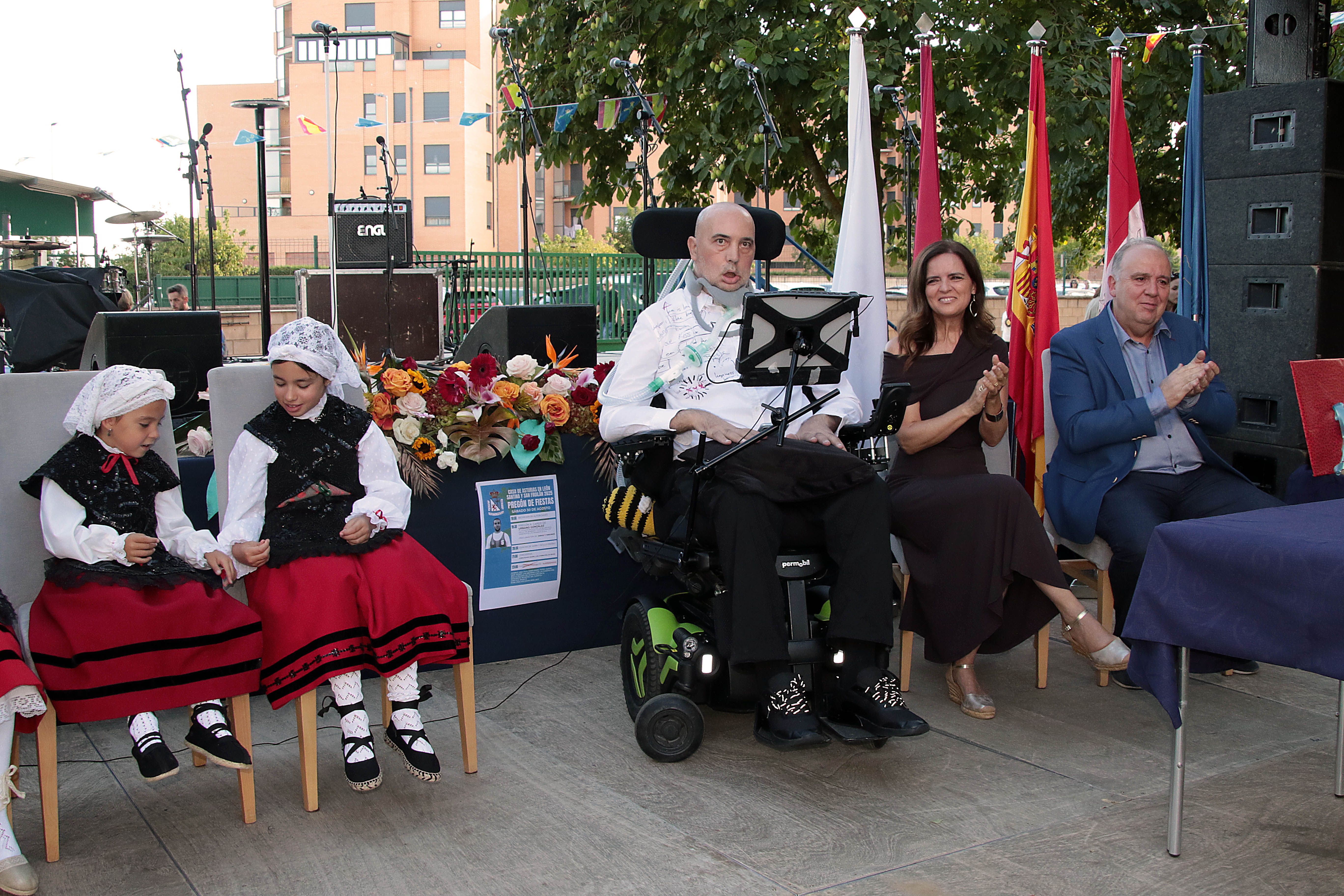 Urbano González invita a  imaginar una vida con ELA y a disfrutar en el pregón de las fiestas de Casa de Asturias. | PEIO GARCÍA ( Ical)