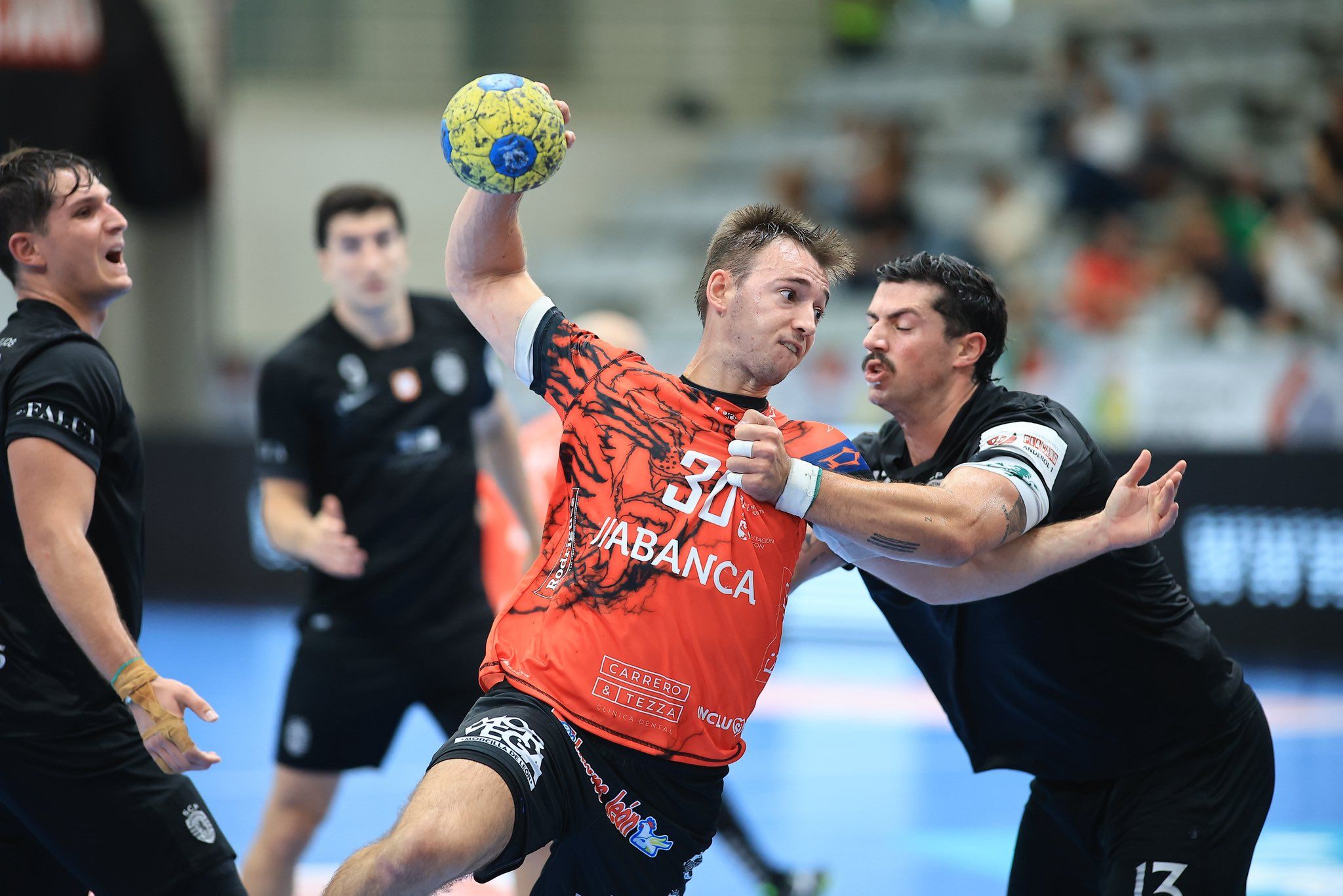 Albizu, en su primer partido oficial con el Ademar, se dispone a realizar un lanzamiento.  ANDEBOL PORTUGAL