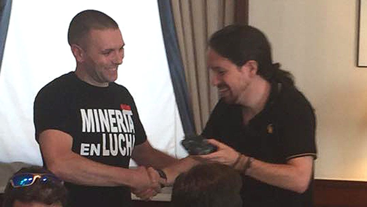 Un minero de Astur Leonesa entregando a Pablo Iglesias una piedra de antracita. | FB PODEMOS LACIANA
