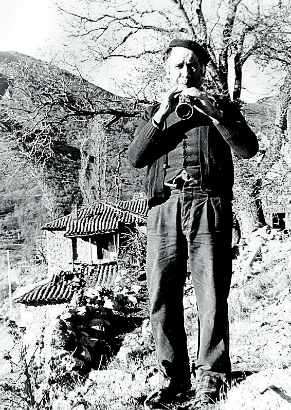 Amado ‘el cantinero’ y ‘el dulzainero’ tocando en los altos de su Valdorria. | JESÚS JUÁREZ