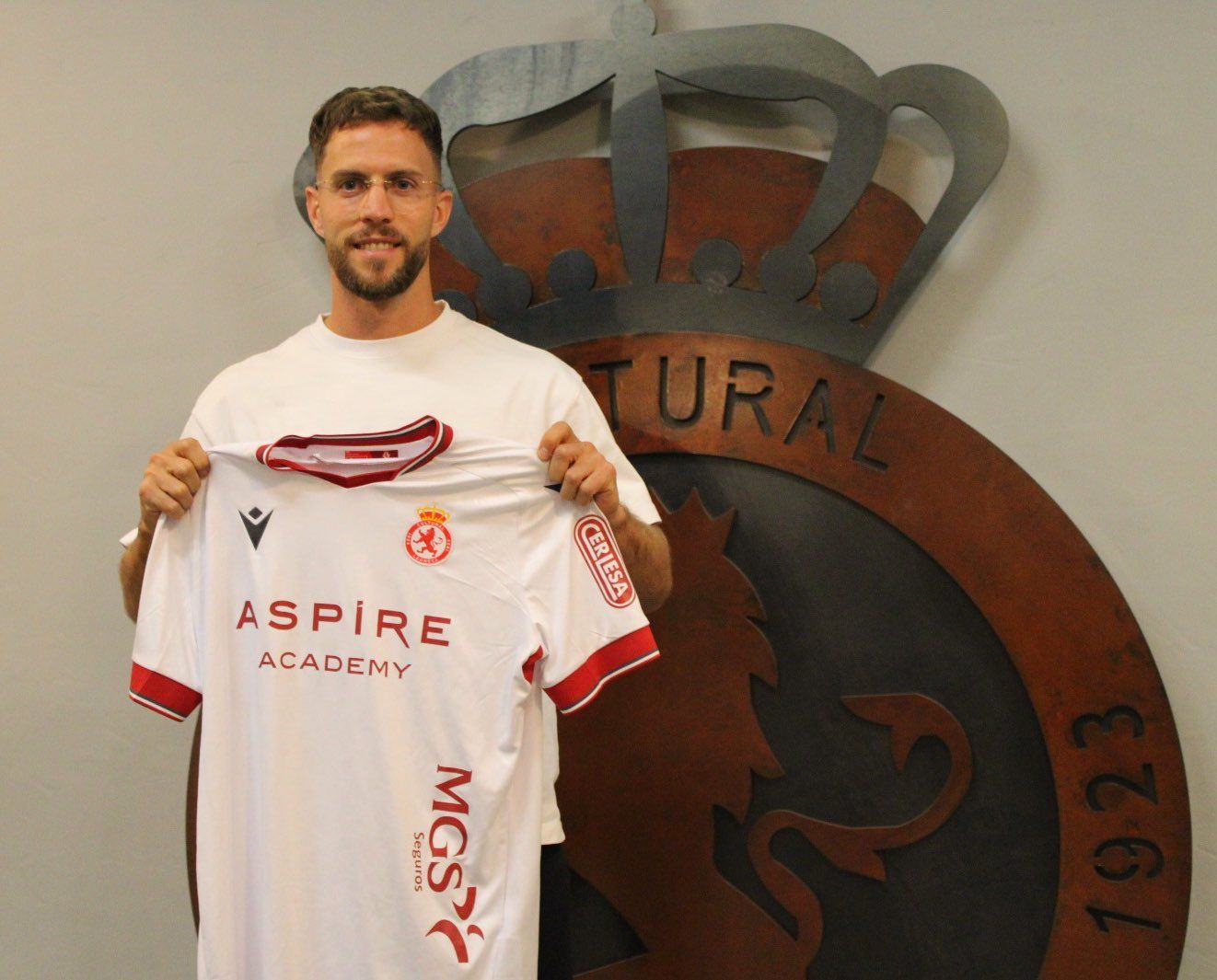 Calero posa ya con la camiseta de la Cultural. | CYD