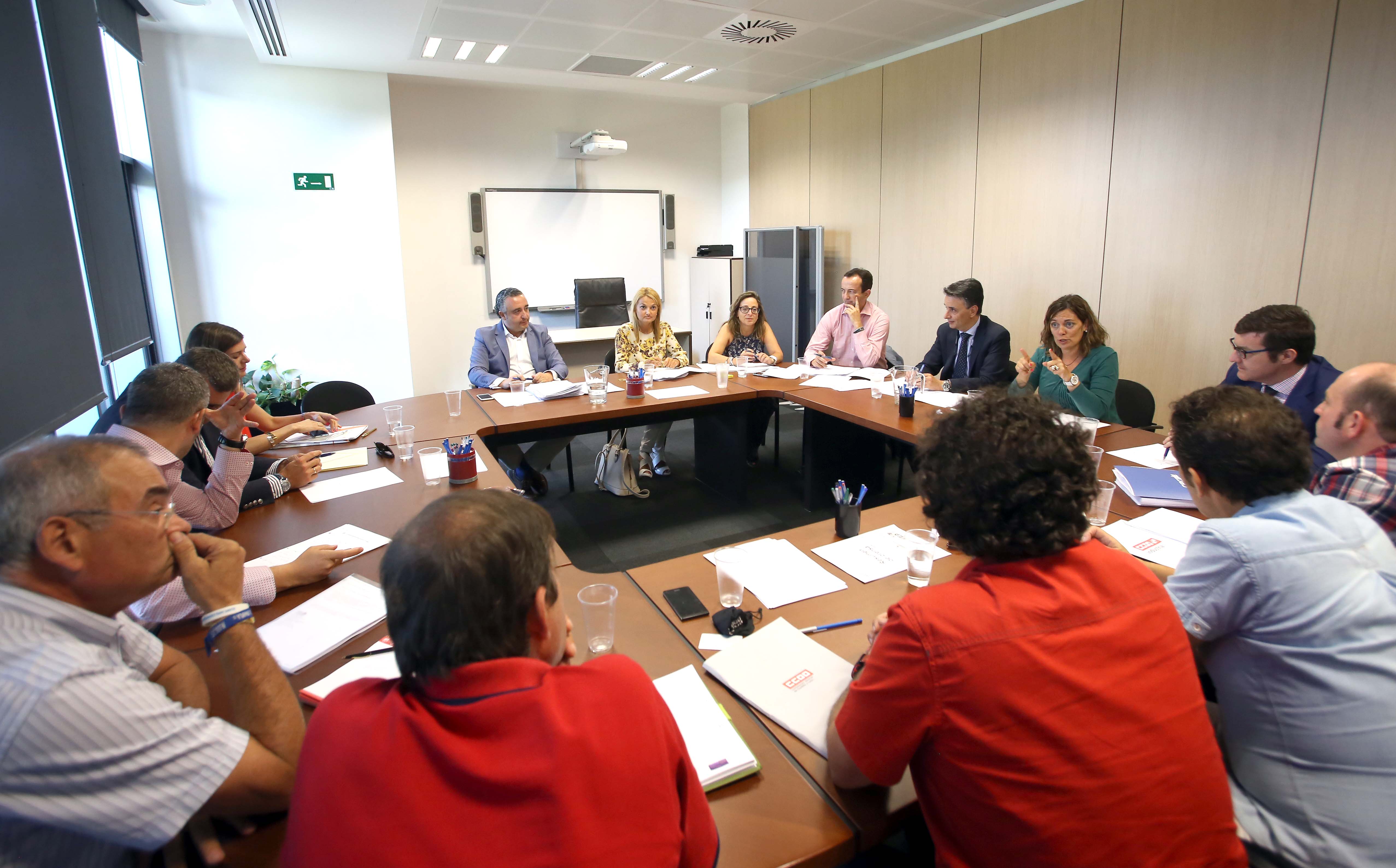 Reunión de Milagros Marcos este lunes en La Bañeza con la Fundación Anclaje. | ICAL