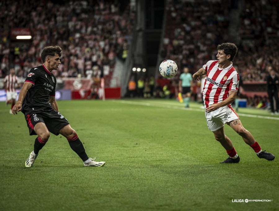 Guzmán, en una acción del choque entre Sporting y Cultural. | LALIGA