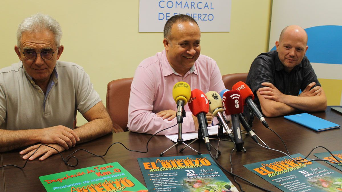 Álvarez Courel con el alcalde de Vega de Espinareda y el técnico de la ABA presentando la feria.| MAR IGLESIAS