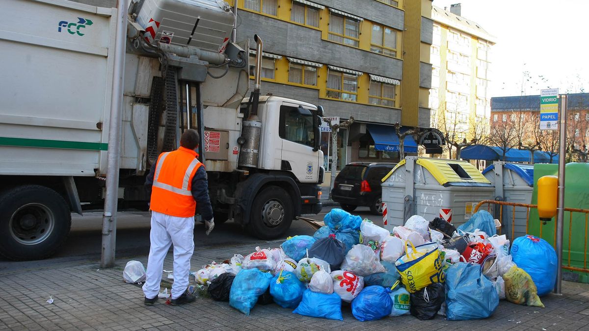 Un camión realiza el servicio de recogida de basuras en Ponferrada. | CÉSAR SÁNCHEZ (ICAL)