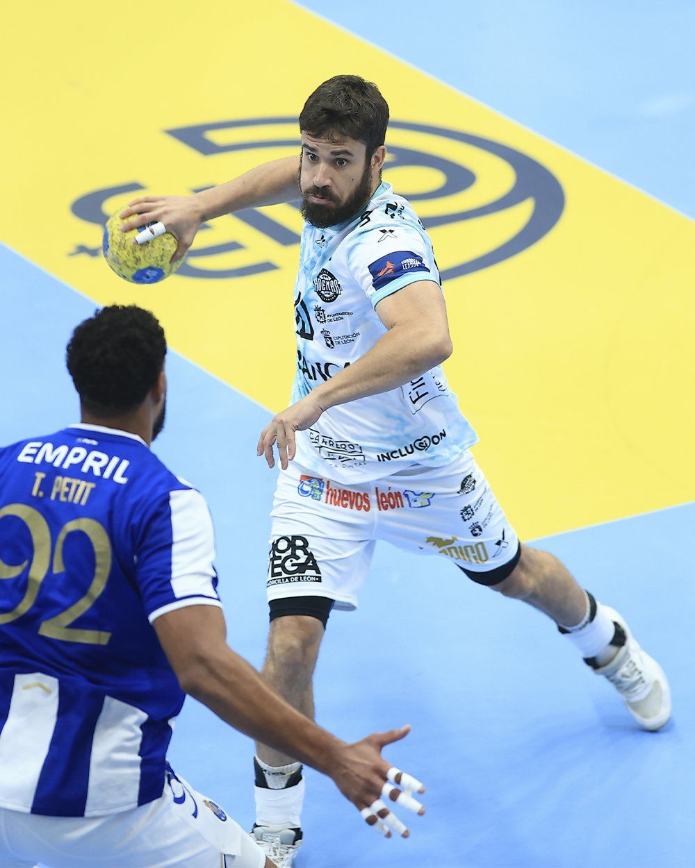Rodrigo se dispone a lanzar ante Petit durante el choque frente al Oporto. | ANDEBOL PORTUGAL