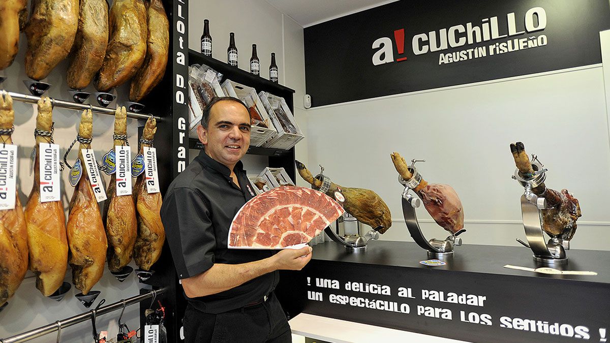 Agustín Risueño en la inauguración de su tienda especializada en jamón, A Cuchillo!. | Daniel Martín
