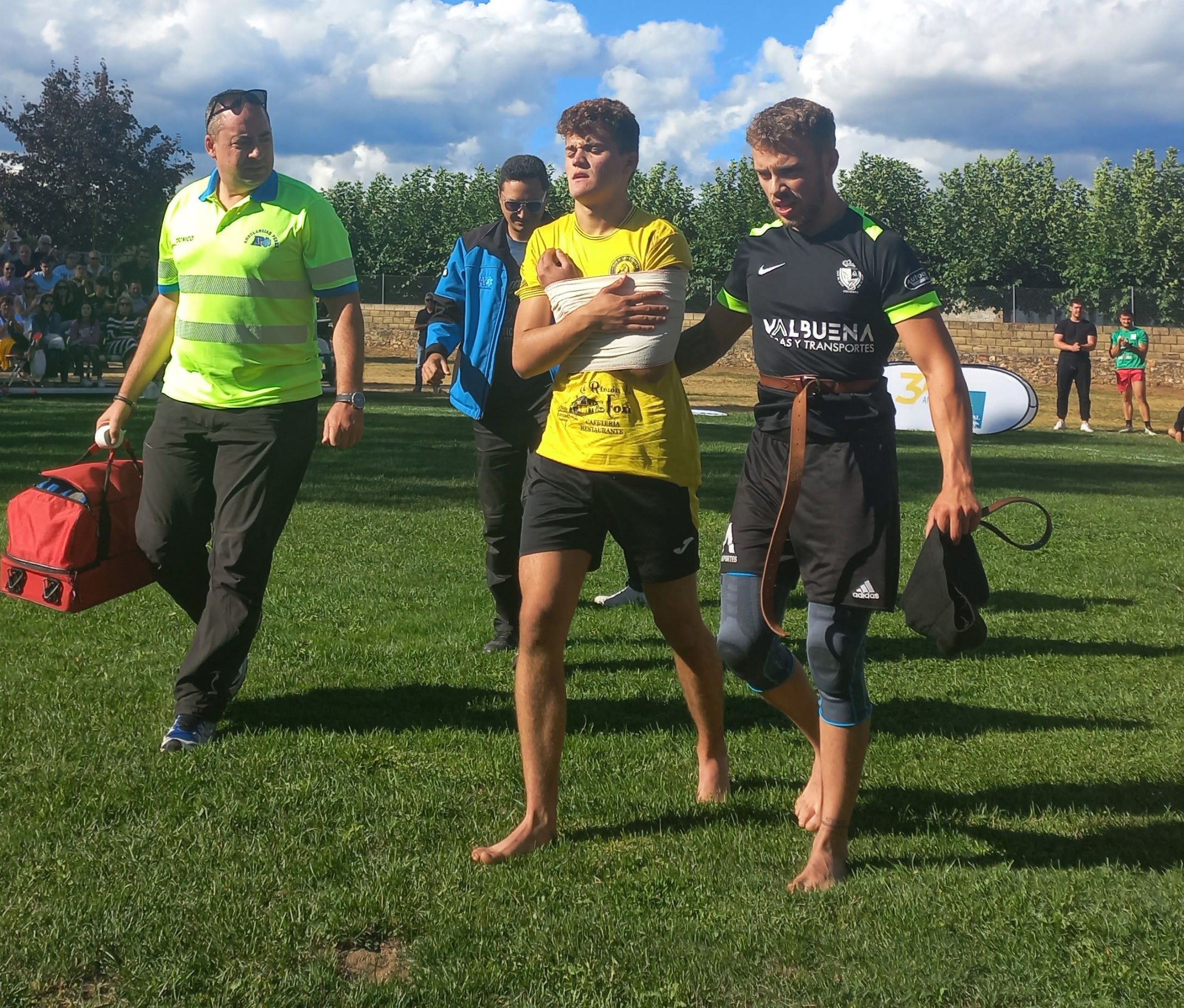 Sergio abandona el corro con el brazo en cabestrillo y acompañado de su rival y amigo, Florián SAÚL ARÉN 