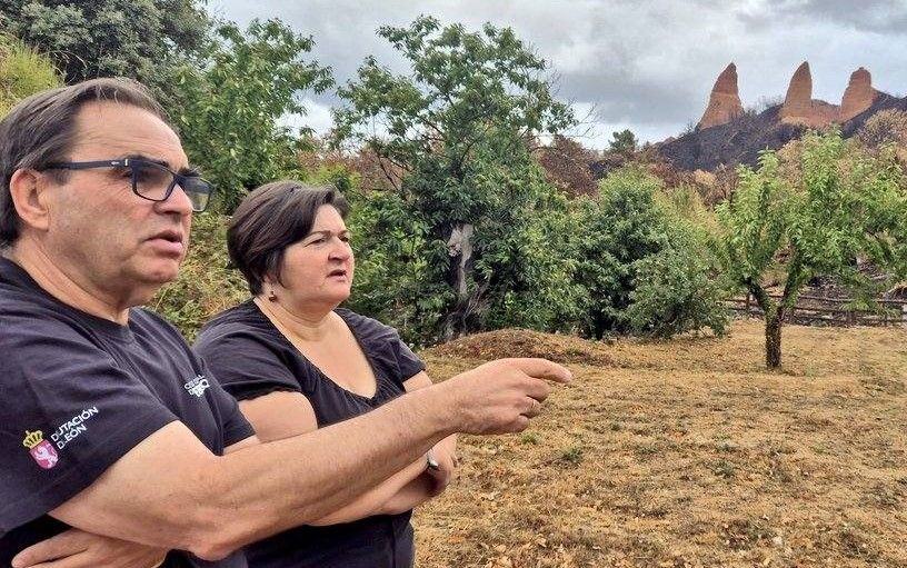 Alcalde de Carucedo y consejera de Turismo durante la visita de la televisión coreana. 