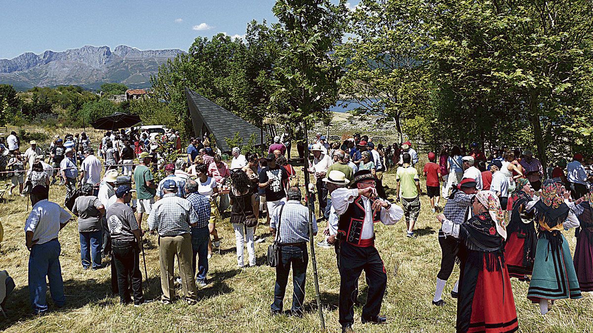 Imagen de una de las ediciones anteriores del encuentro de antiguos vecinos de Lodares en la campa del Gamonal.