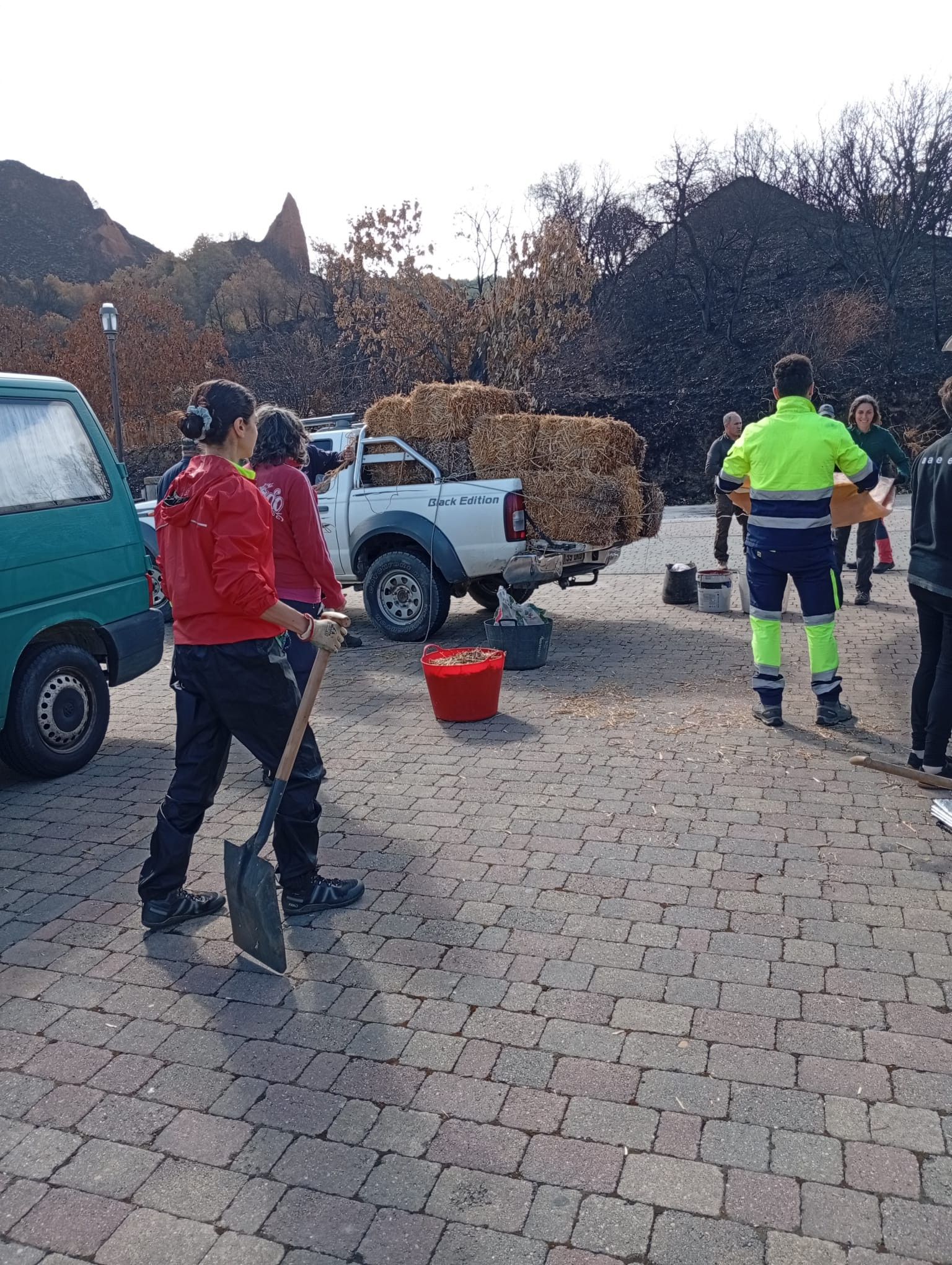 Trabajo voluntario en Yeres para llevar alimento y agua a la fauna que se ha quedado sin pastos. 