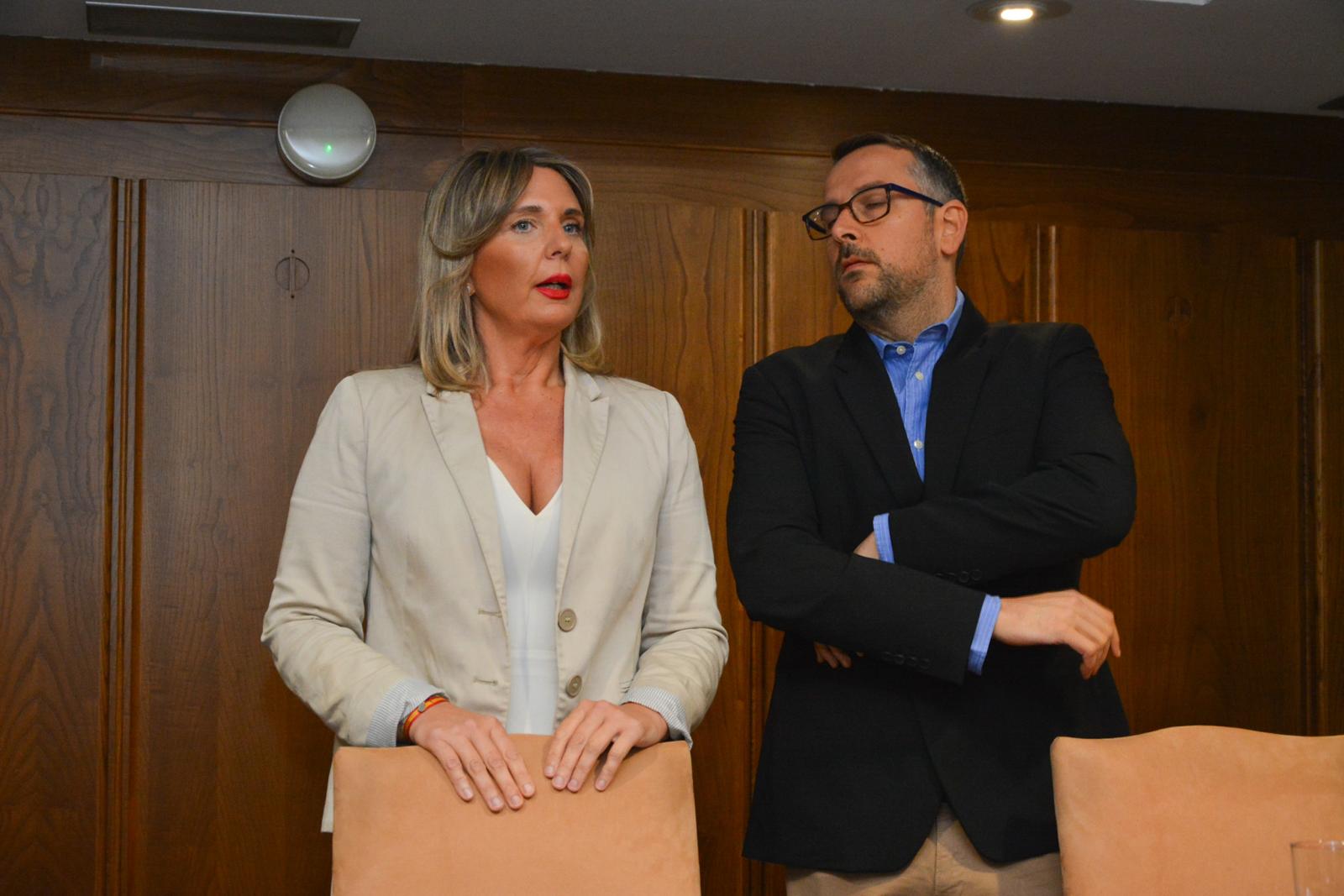 Concejales de Vox antes de iniciarse el pleno, en el que se expulsó a la portavoz.