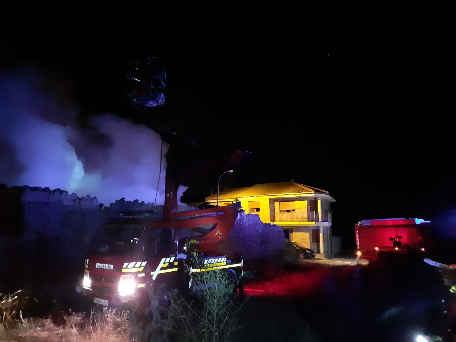 Los bomberos del Sepeis sofocando el incendio en Urdiales de Páramo. | L.N.C.