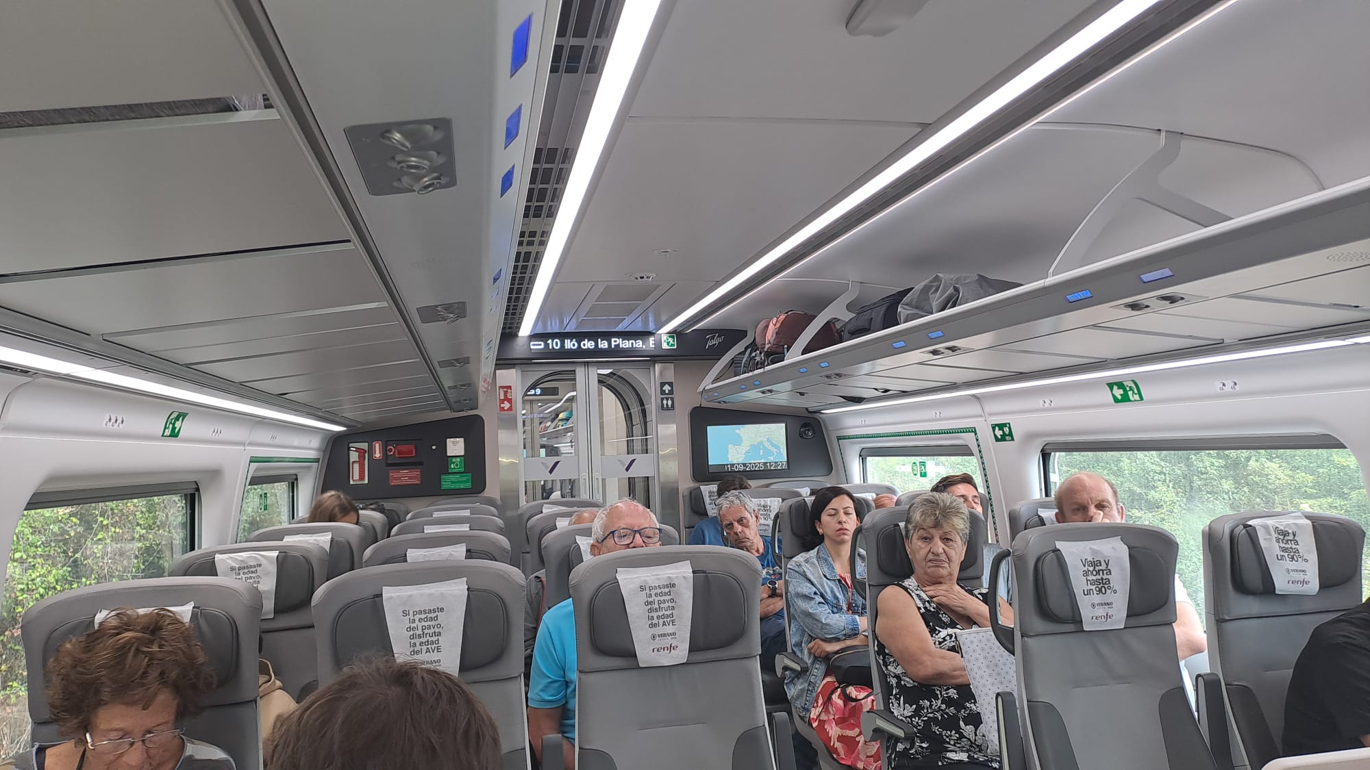 Imagen del interior del tren durante una de las paradas que ha sufrido durante el trayecto entre Asturias y León. | LNC