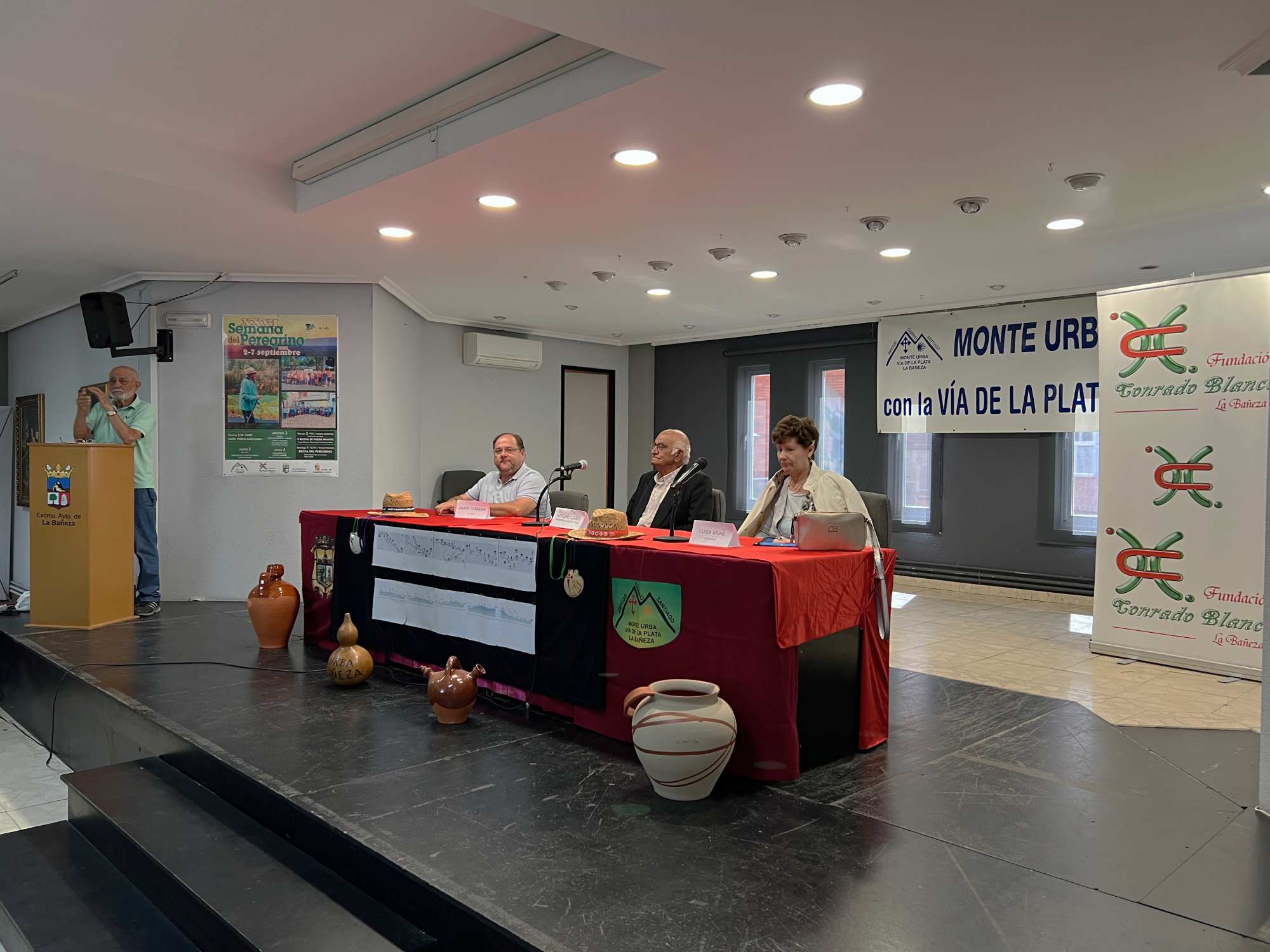 Javier Carrera, Arturo Cabo y Luisa Arias presentando la XXVI Semana del Peregrino. | L.N.C.
