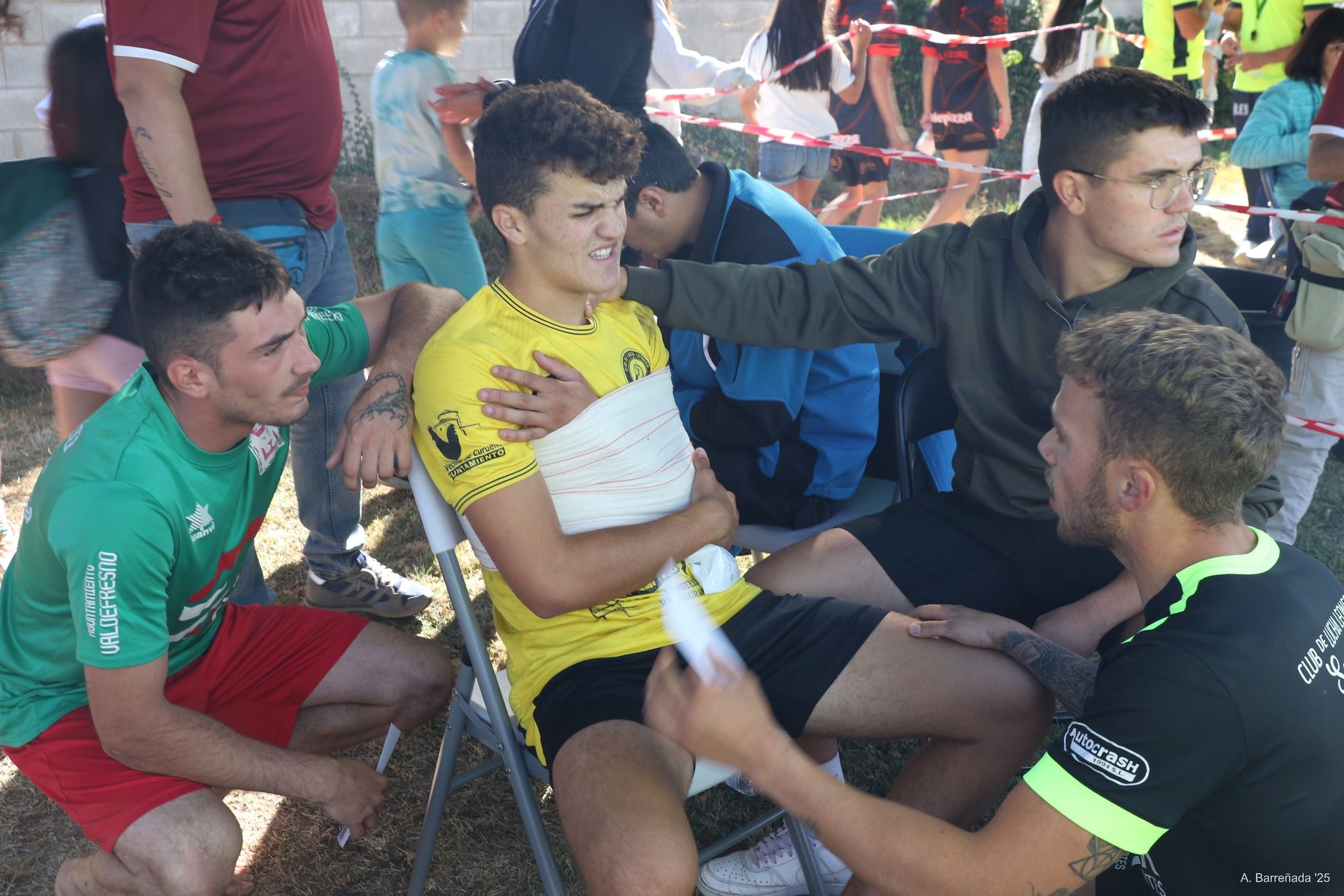 Una estampa ejemplar, Sergio lesionado y se preocupan por él sus dos rivales más directos, Mondelo y Florián A.B.