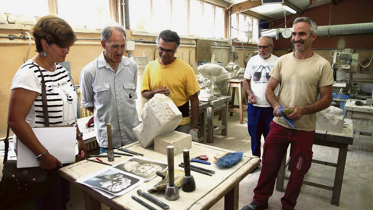 La concejala de Cultura, Patrimonio y Turismo, Margarita Torres, visitó elCentro de los Oficios donde se desarrollan los cursos de verano. | CÉSAR