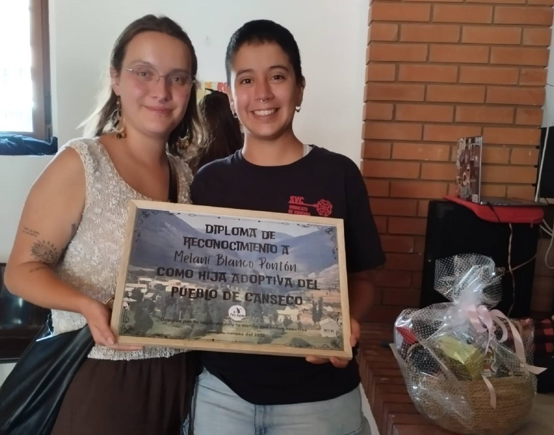 Carmen García (izda), vicepresidenta de la asociación cultural Pico Huevo y tutora del proyecto, posa con Melani Blanco (dcha). | L.N.C.