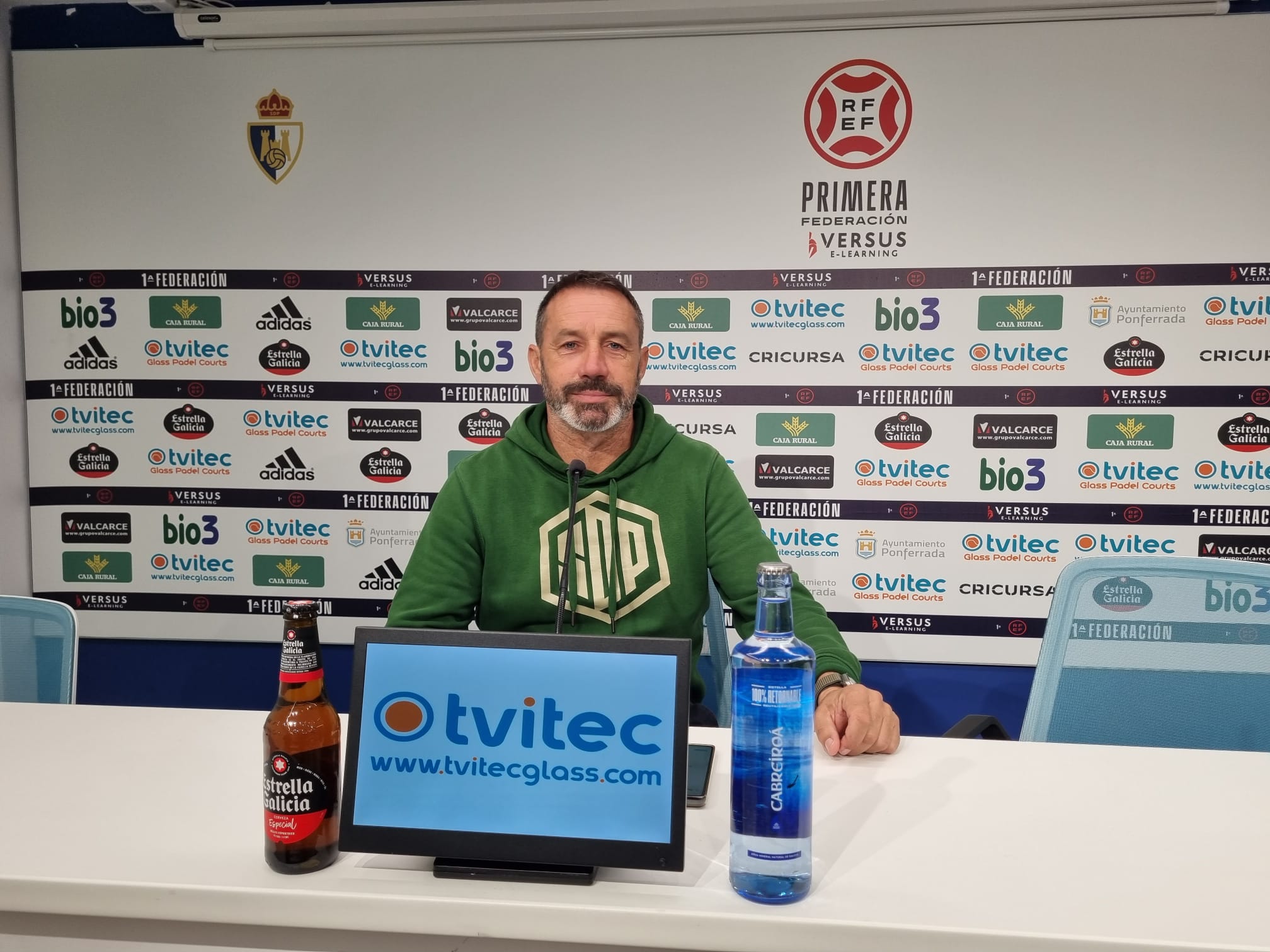 José Sietes en la sala de prensa del Toralín tras el mercado de fichajes. RAÚL FERNÁNDEZ