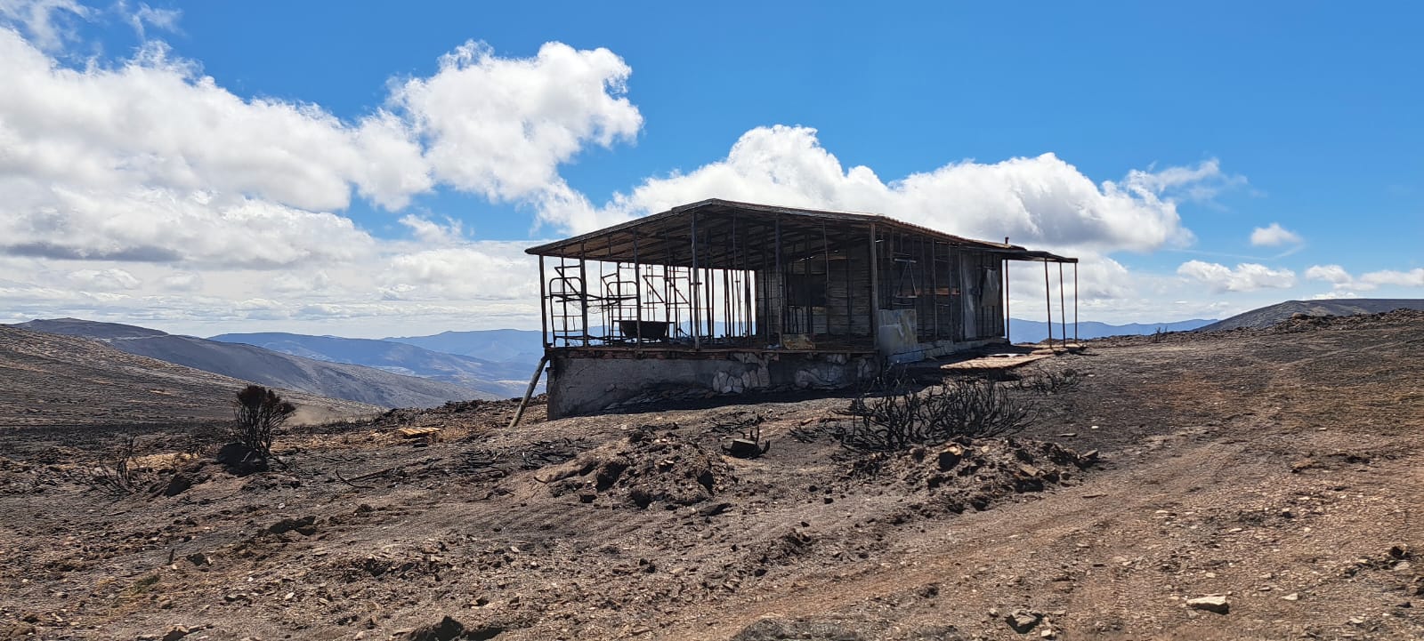 El refugio que, de inicio llevaban los Amigos del Morredero ha quedado desnudo tras el fuego. | MAR IGLESIAS