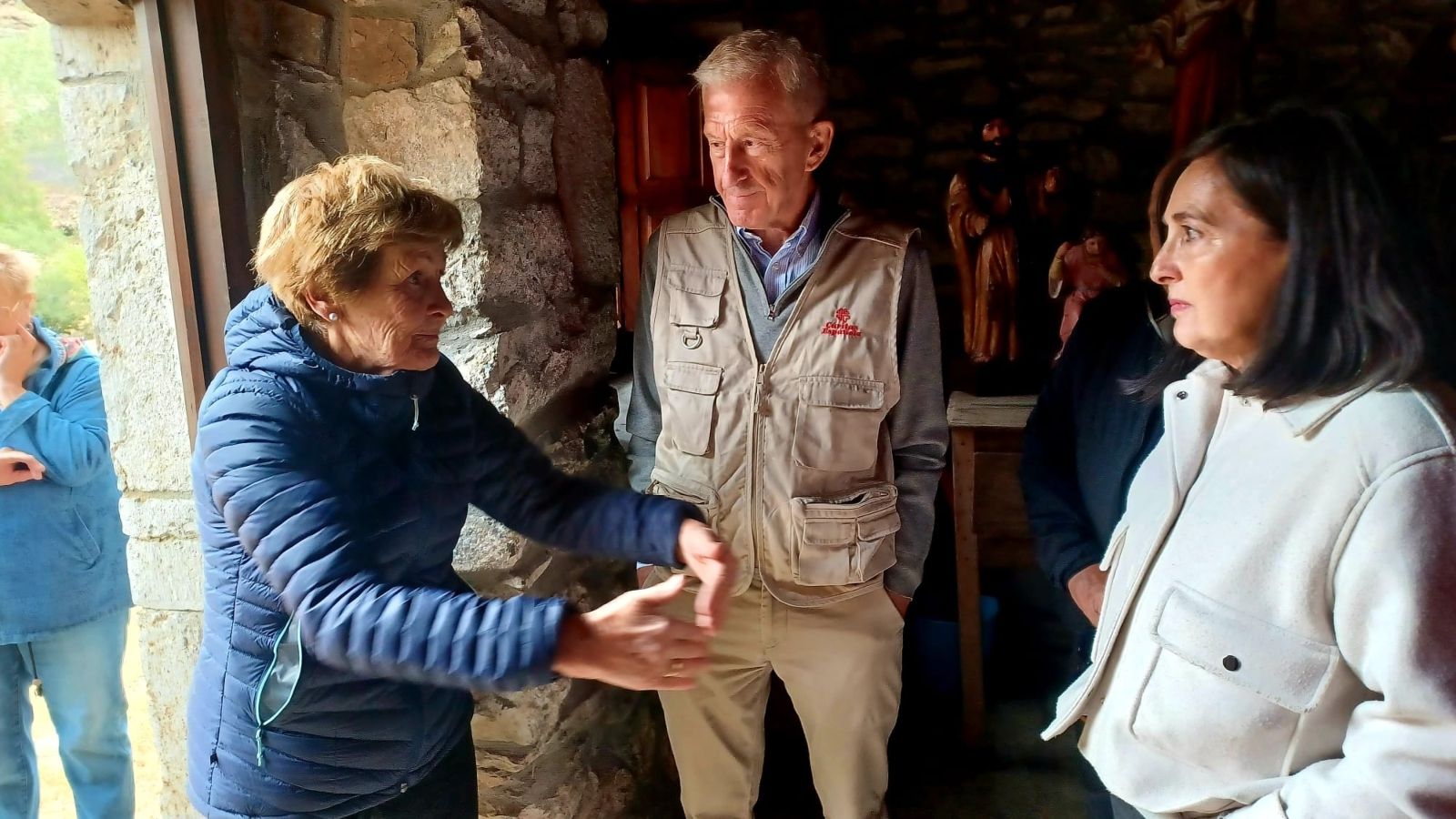 Manuel Bretón, presidente de Cáritas Española, visita Barniedo tras el incendio