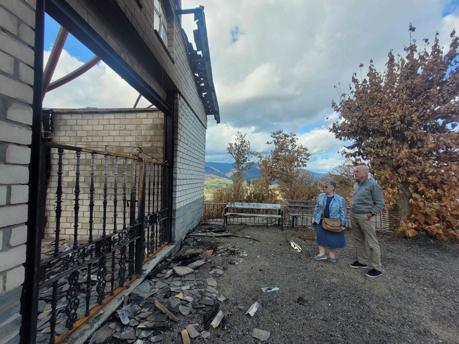 Manuel Bretón, presidente de Cáritas Española, visita Cesures tras el incendio | L.N.C.