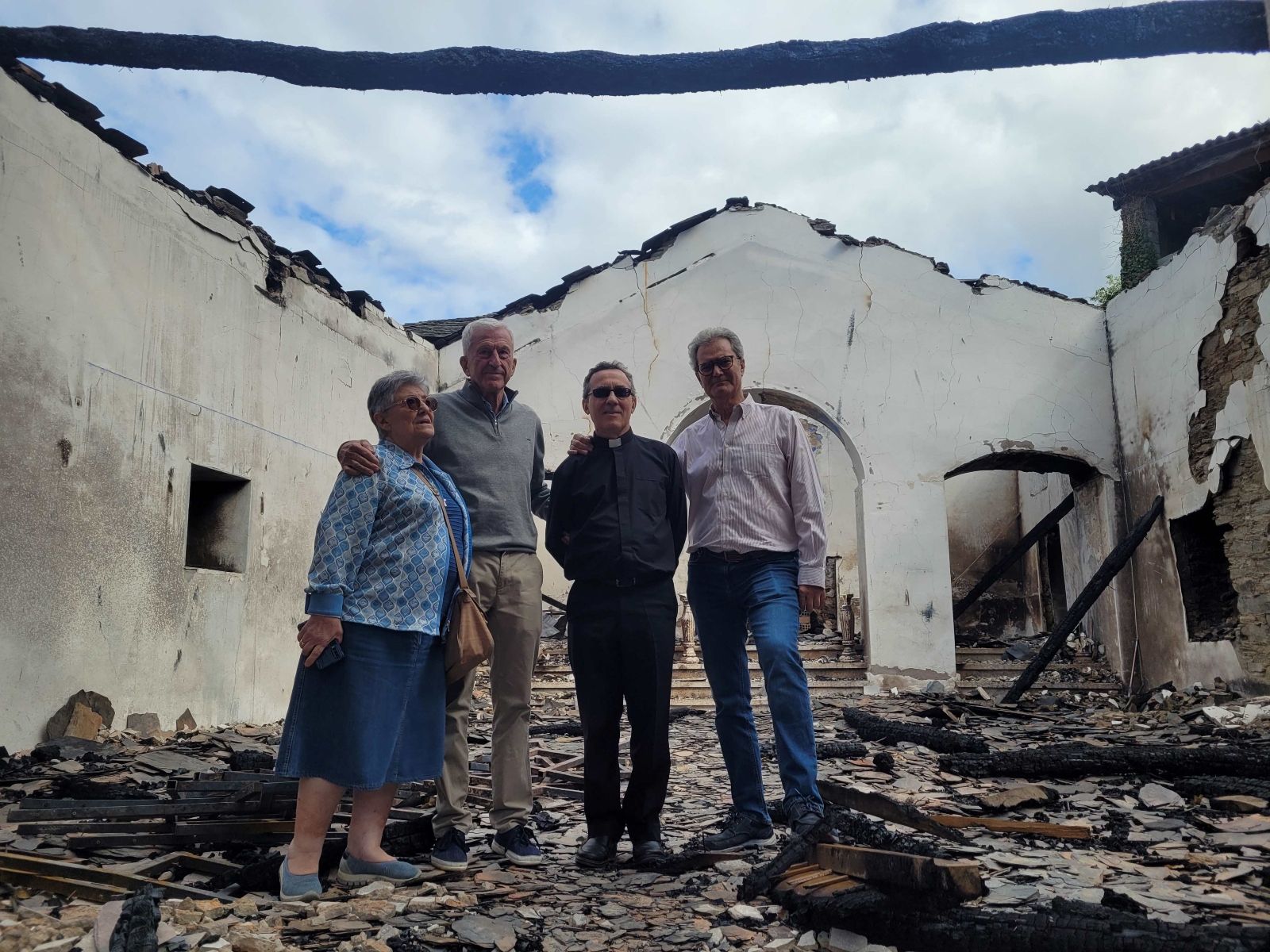 Manuel Bretón, presidente de Cáritas Española, visitaFervenza tras el incendio