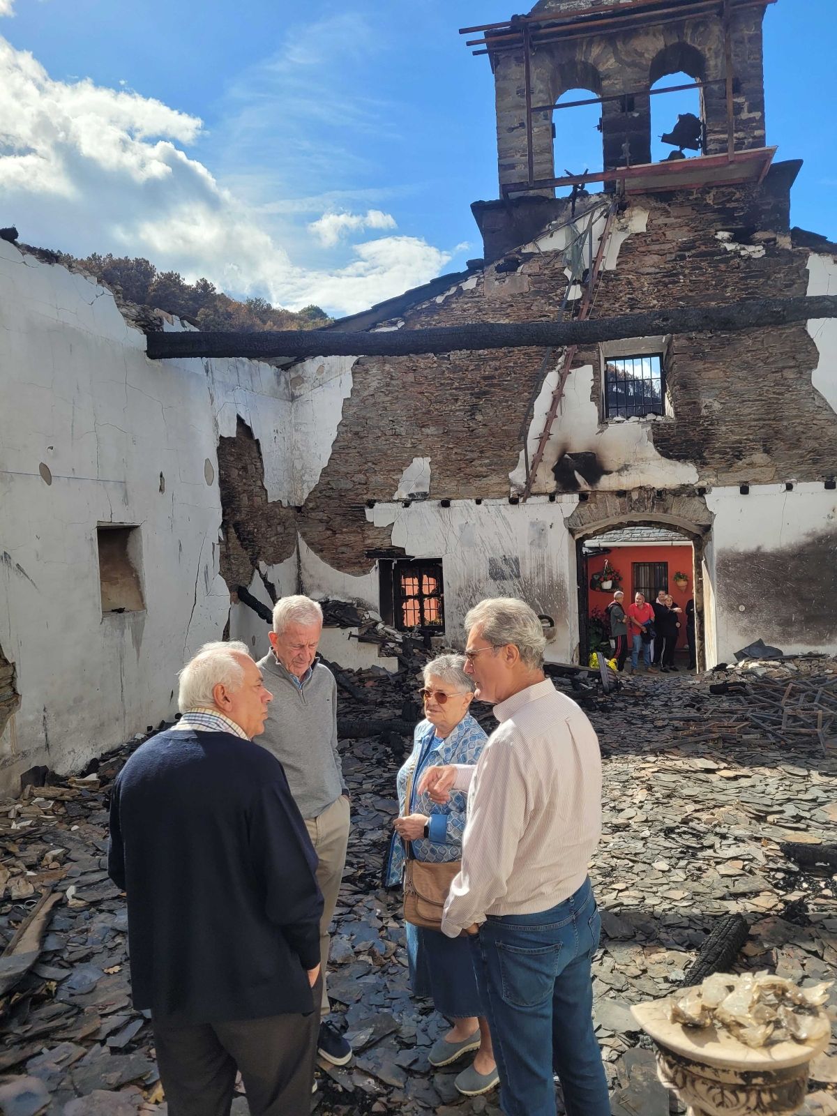 Manuel Bretón, presidente de Cáritas Española, visitaFervenza tras el incendio