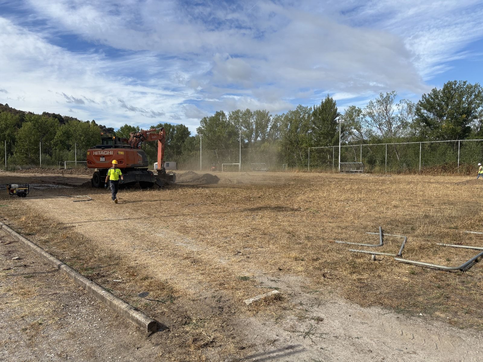 Obras en el campo de fútbol de Flores del Sil. | JAVIER FERNÁNDEZ