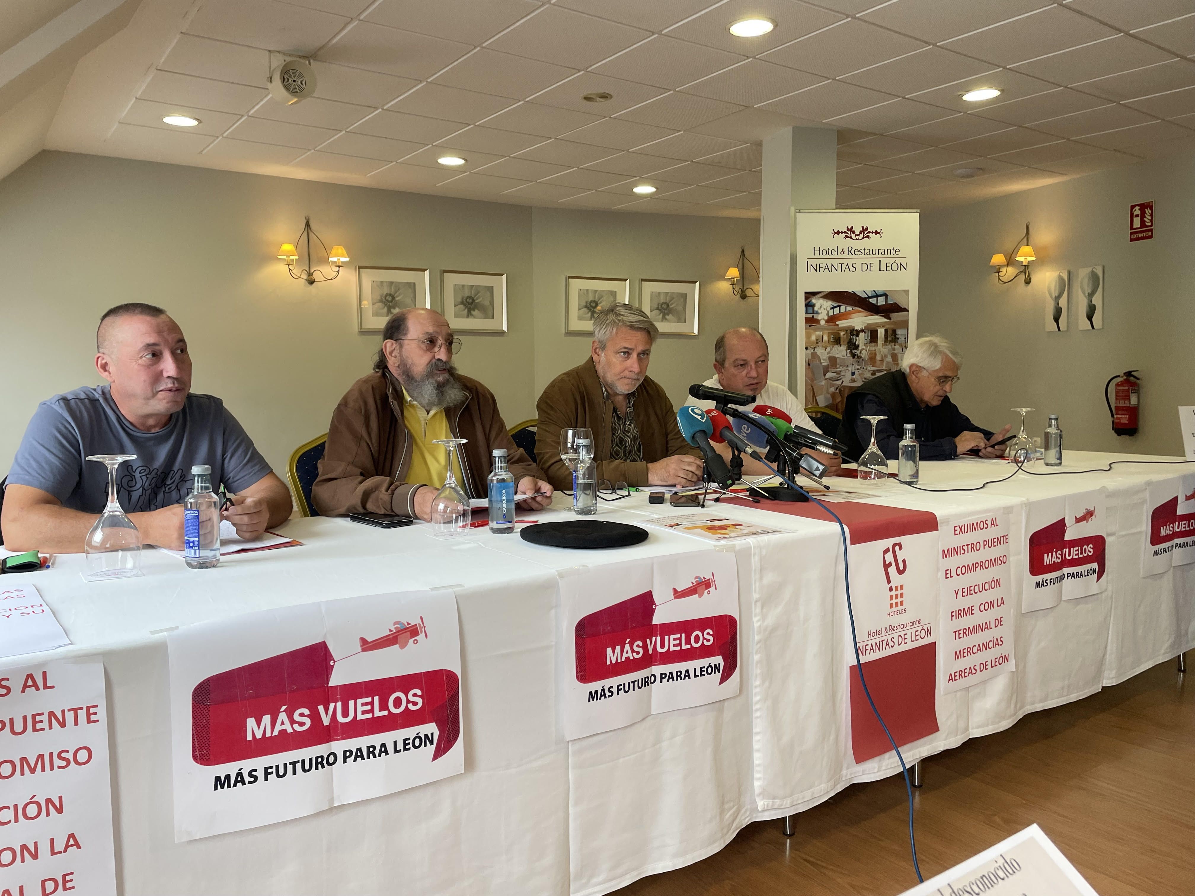 Un instante de la rueda de prensa convocada por la Plataforma 'Más Vuelos'. | L.N.C.