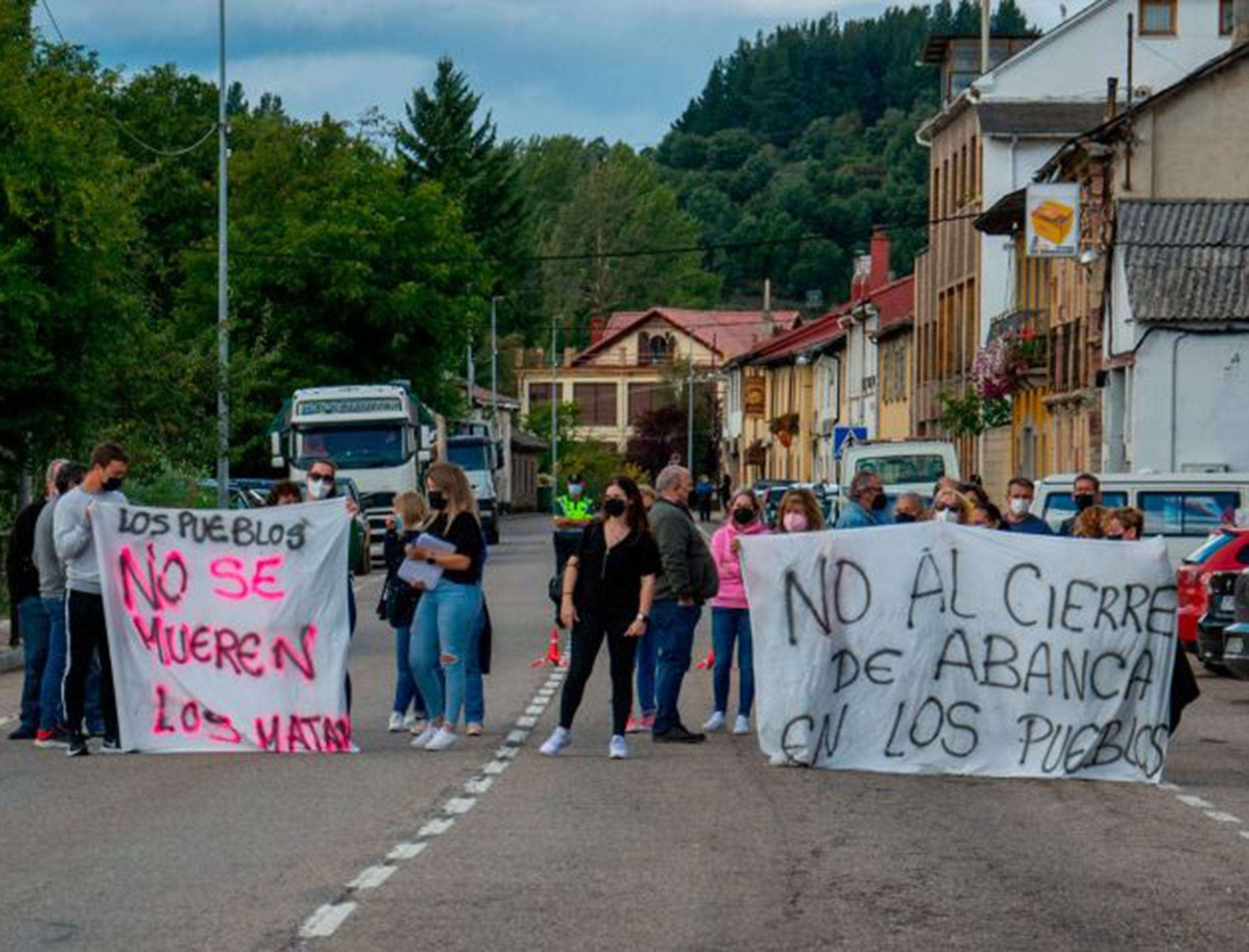 Imagen de archivo de una protesta en la provincia contra los cierres de Abanca. | L.N.C.