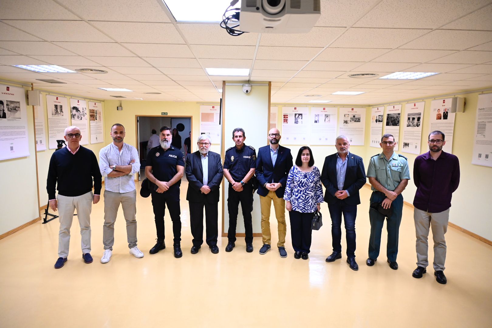 Una imagen de la exposición con el director del Centro Memorial de Víctimas del Terrorismo, Florencio Domínguez (tercero por la izquierda). | SAÚL ARÉN