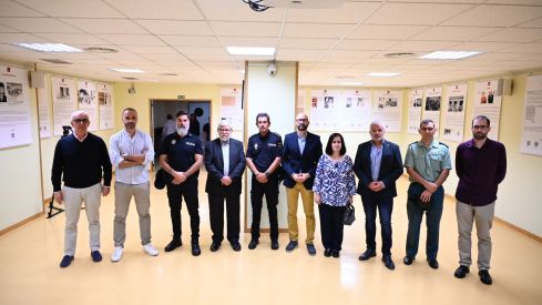 Una imagen de la exposición con el director del Centro Memorial de Víctimas del Terrorismo, Florencio Domínguez (tercero por la izquierda). | SAÚL ARÉN