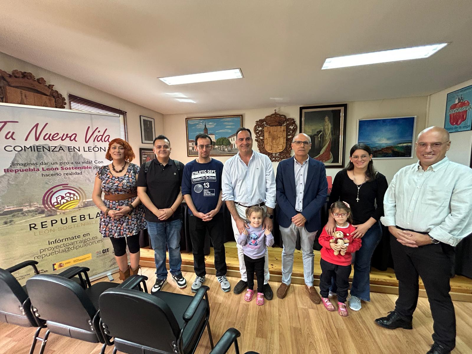 El diputado Francisco Javier Álvarez y el alcalde Alfonso Melón, junto a la sexta familia del Proyecto Repuebla instalada en Fresno de la Vega | L.N.C