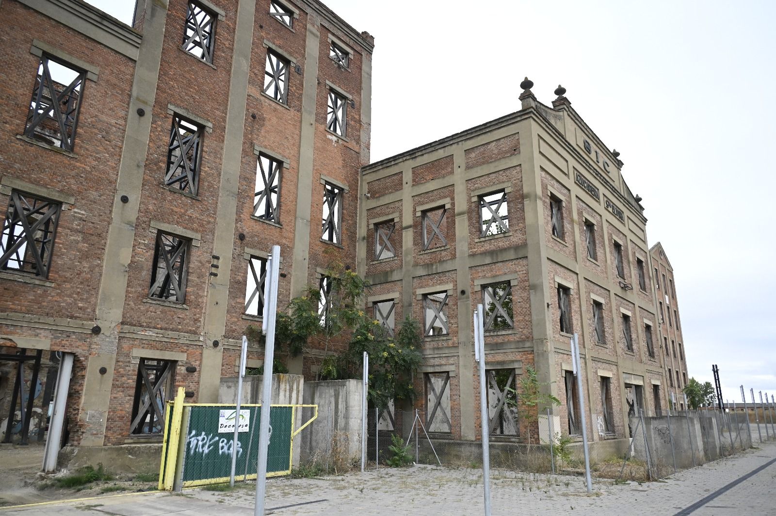 La nueva estructura interior de color negro ha permitido la retirada de los viejos arriostramientos que sujetaban los muros. | SAÚL ARÉN