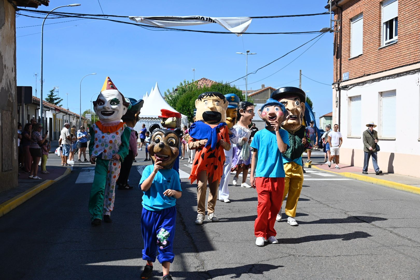 Los gigantes y cabezudos son siempre una cita fija y esperada de las fiestas de SantaMaría del Páramo. | SAÚL ARÉN