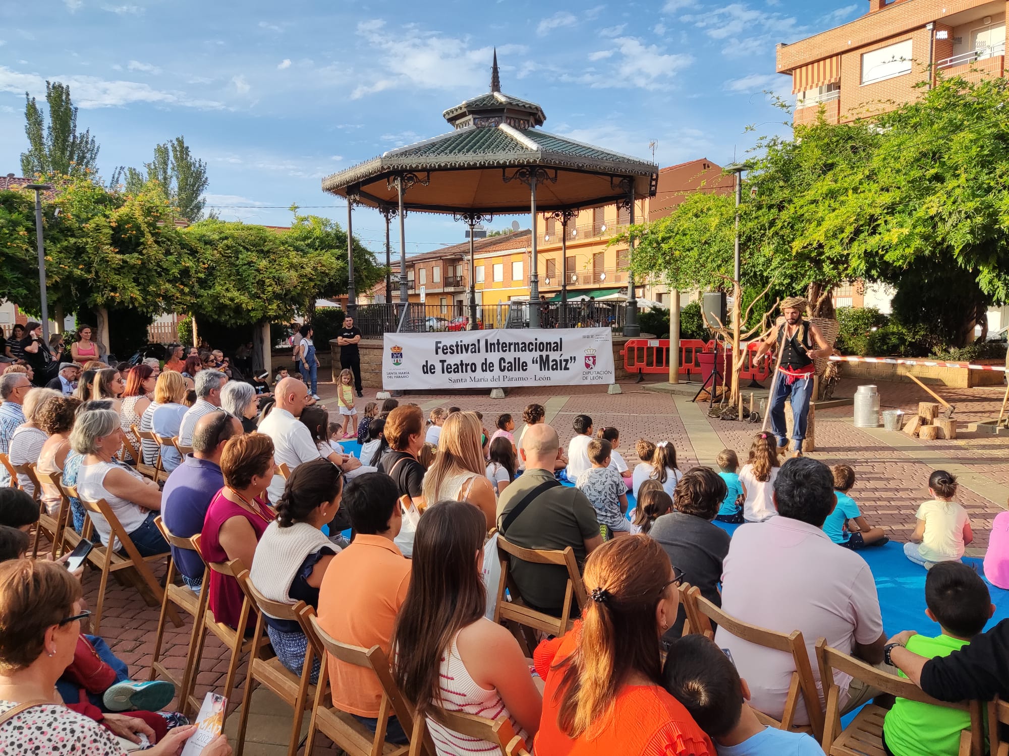 Una obra de teatro de calle durante las fiestas del año pasado. | A. RODRÍGUEZ