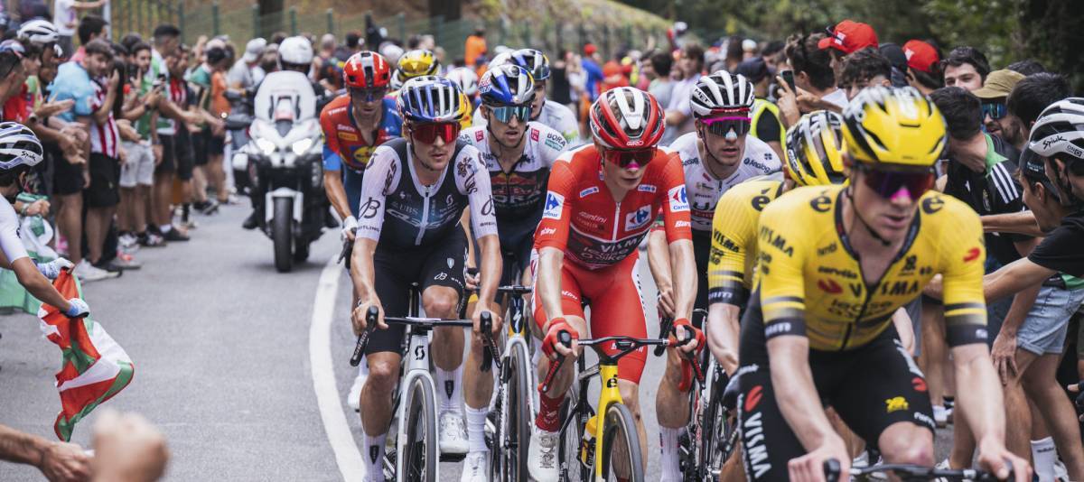 Vinegaard y Pidcock, dos de los corredores que pelean por el triunfo final, durante la etapa de este martes. | ANTONIO BAIXAULI (UNIPUBLIC)