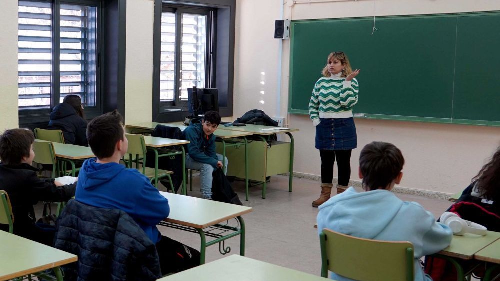 Una docente dando clase a alumnos. | ICAL