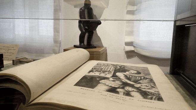 Primeras ediciones de libros. Arte. Al fondo, una escultura de Manuel Huguet Primeras ediciones de libros. Arte. Al fondo, una escultura de Manuel Huguet