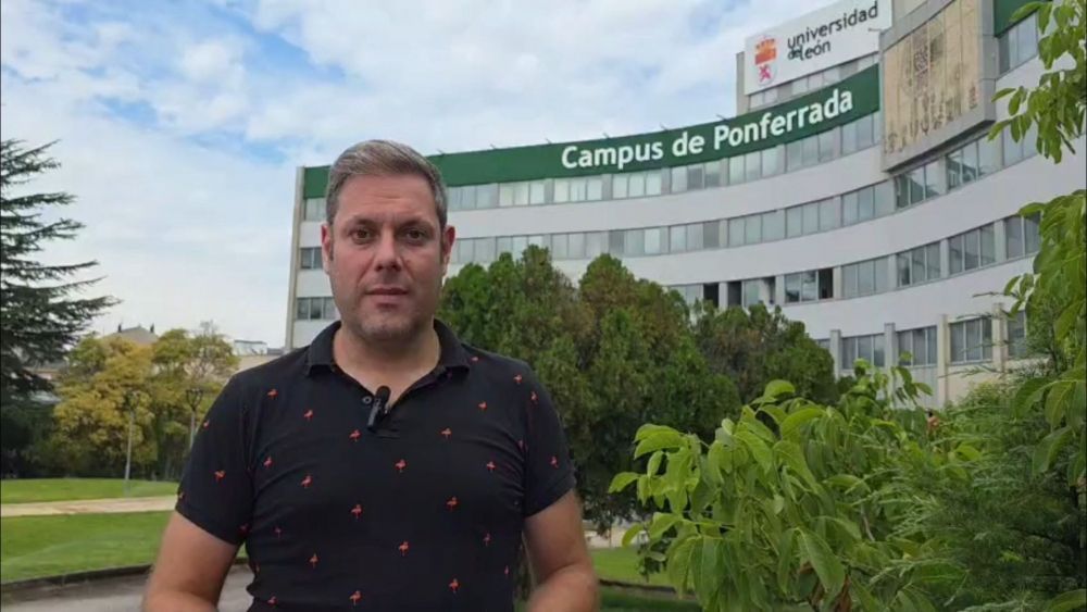 El secretario general de CB, Iván Alonso, delante del Campus de Ponferrada.