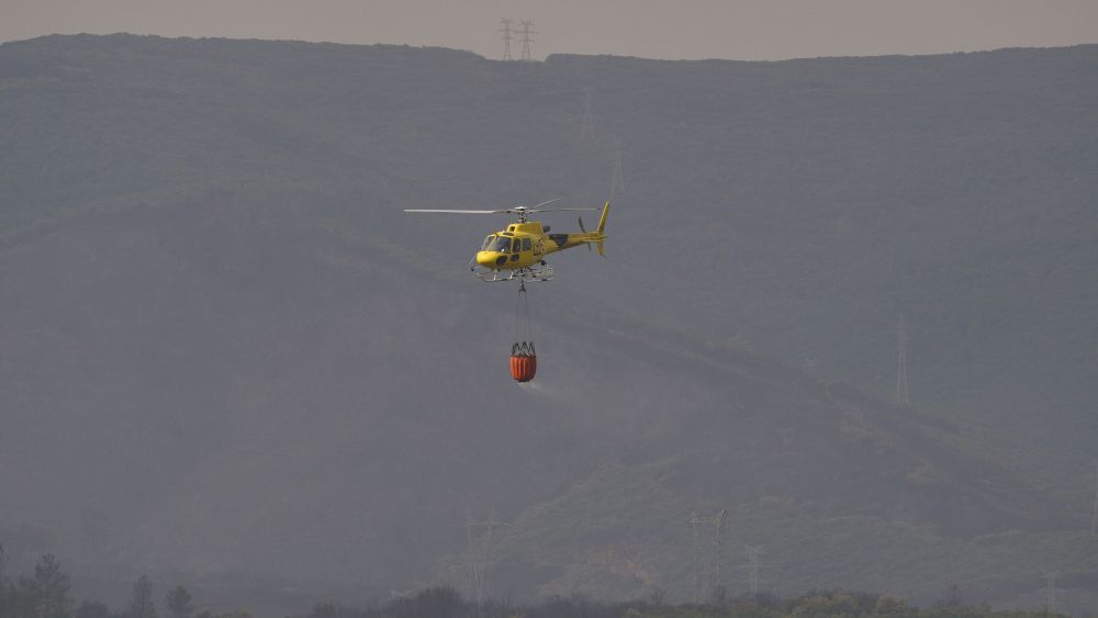 Labores de extinción de un incendio de un helicóptero | CÉSAR HORNIJA (ICAL) Labores de extinción de un incendio de un helicóptero | CÉSAR HORNIJA (ICAL)