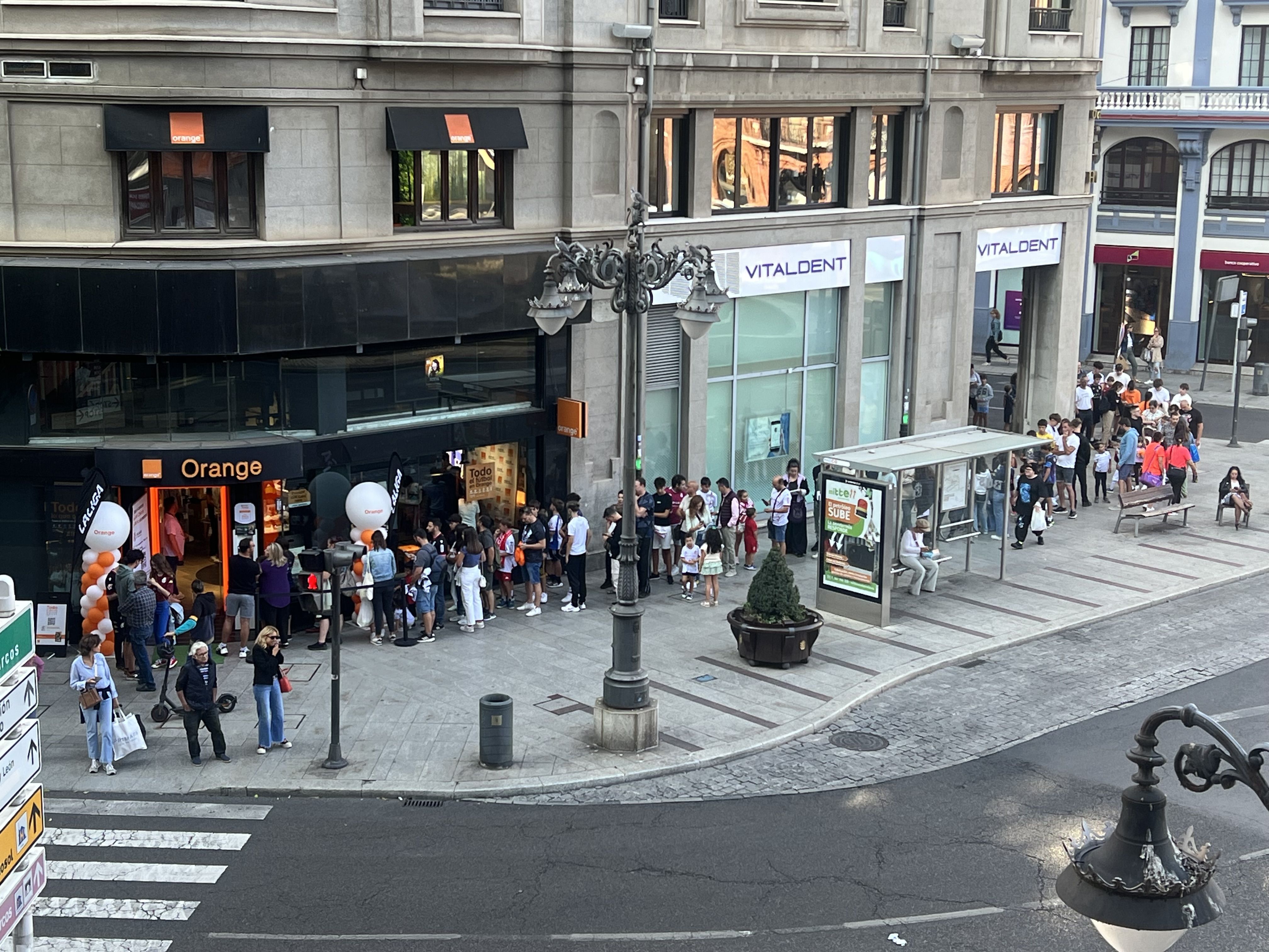 Colas en Santo Domingo para la firma de autógrafos de Bicho y Chacón. | D.R.