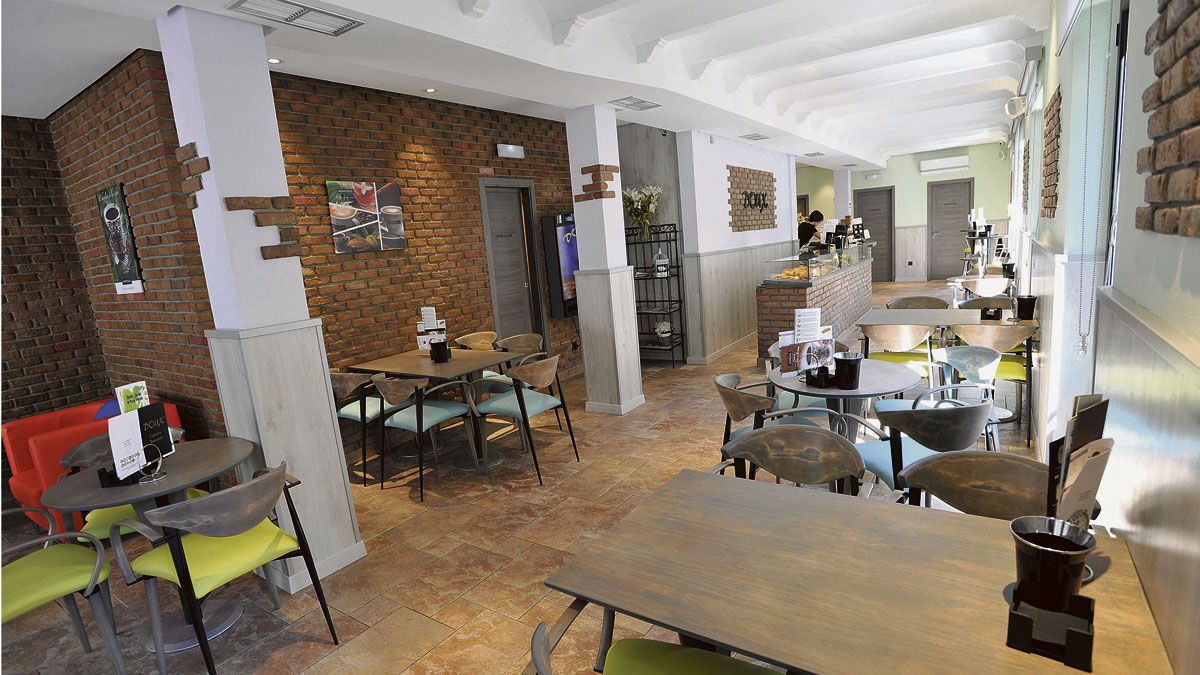 Aspecto del interior de la Cafetería-Pastelería Doux que acaba de abrir en la calle Gil y Carrasco. | DANIEL MARTÍN