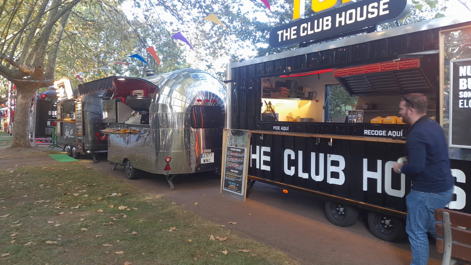 Algunas de las food truks instaladas en Ponferrada. | MAR IGLESIAS