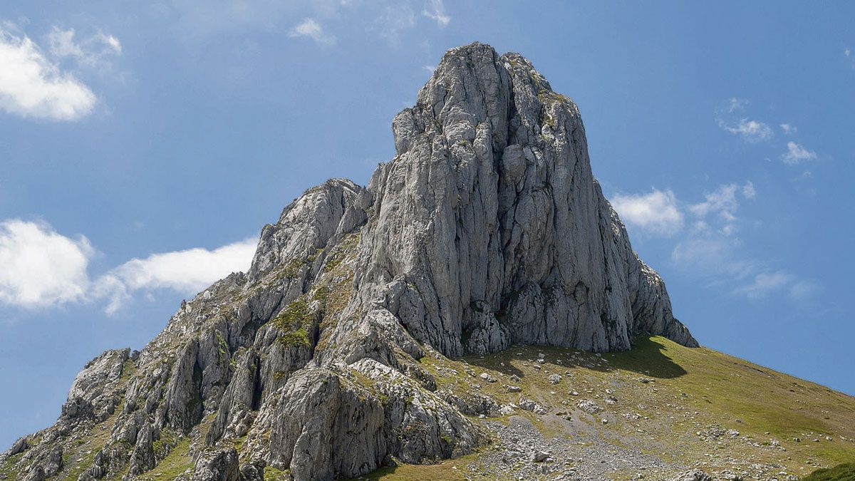 Peña Barragana desde la ascensión. | VICENTE GARCÍA