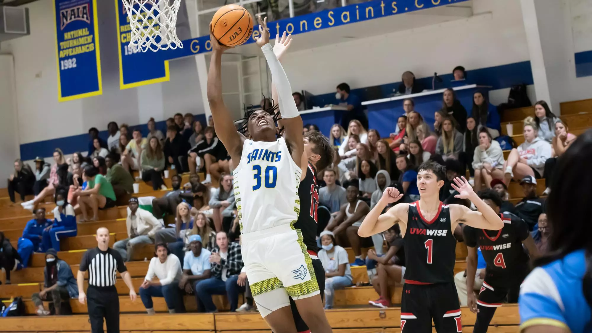 Mckay se dispone a anotar con los Saints. | LIMESTONE