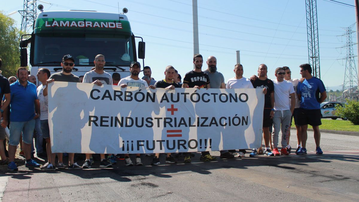 Los mineros en una de las manifestaciones en Compostilla.| L.N.C.